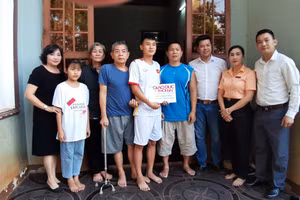 Đại diện Báo GD&TĐ, Sở GD&ĐT, trường THPT Lê Quý Đôn tặng quà, tiền hỗ trợ Thịnh đi chữa bệnh ở TP. Hồ Chí Minh.