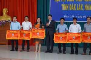 Giám đốc Sở GD&ĐT Phạm Đăng Khoa tặng Cờ cho các đơn vị xuất sắc của Hội thi