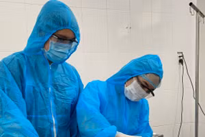 Cháu bé sinh ra khỏe mạnh trong sự vui mừng của mọi người