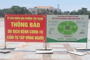 Thực hiện quyết định của UBND tỉnh, tại Quảng trường 24/3 của tỉnh Quảng Nam cũng được lắp đặt biển cấm tập trung đông người