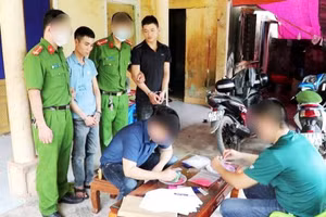 Lực lượng chức năng kiểm đếm số ma túy 2 đối tượng tàng trữ trái phép.