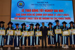 PGS.TS Trần Văn Hòa - Hiệu trưởng Trường Đại học Kinh tế tặng bằng khen cho các tân cử nhân có thành tích học tập xuất sắc