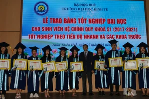 PGS.TS Trần Văn Hòa - Hiệu trưởng Trường Đại học Kinh tế tặng bằng khen cho các tân cử nhân có thành tích học tập xuất sắc