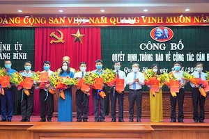 Ông Vũ Đại Thắng - Bí thư Tỉnh ủy Quảng Bình - trao quyết định và tặng hoa chúc mừng 12 cán bộ được điều động, bổ nhiệm