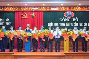 Ông Vũ Đại Thắng - Bí thư Tỉnh ủy Quảng Bình - trao quyết định và tặng hoa chúc mừng 12 cán bộ được điều động, bổ nhiệm