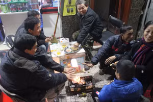 Hà Tĩnh rét căm căm, người dân đốt củi sưởi ấm trên phố