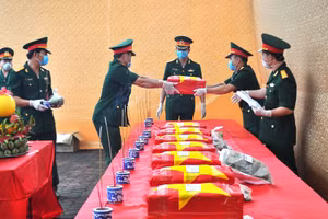 Di chuyển hài cốt liệt sỹ, chuẩn bị làm lễ truy điệu.