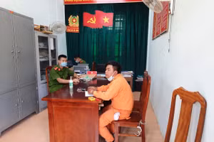 Đối tượng Nguyễn Duy Hiền khai báo tại cơ quan công an