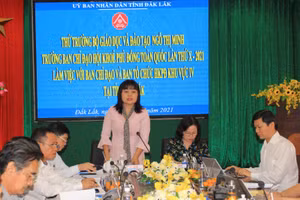 Bà H’ Yim Kđoh, Phó Chủ tịch UBND tỉnh, Trưởng Ban Chỉ đạo HKPĐ Khu vực IV báo cáo với Thứ trưởng và đoàn công tác của Bộ GD&ĐT về công tác chuẩn bị tổ chức Hội khỏe Phù Đổng.