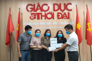 Ông Nguyễn Hữu Sỹ, Giám đốc, TT TMDV Thượng Lộc (huyện Can Lộc, Hà Tĩnh)hỗ trợ 100 triệu đồng cho 2 trường mầm non tại huyện Can Lộc