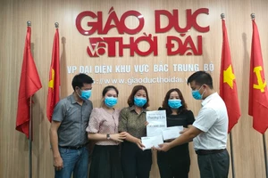 Ông Nguyễn Hữu Sỹ, Giám đốc, TT TMDV Thượng Lộc (huyện Can Lộc, Hà Tĩnh)hỗ trợ 100 triệu đồng cho 2 trường mầm non tại huyện Can Lộc