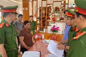 Cơ quan công an công bố Quyết định khởi tố bị can Nguyễn Thị Vân, Giám đốc Hợp tác xã sản xuất và kinh doanh nón lá Mỹ Trạch.