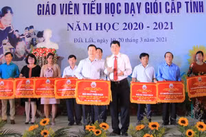Giám đốc sở GD-ĐT Phạm Đăng Khoa trao Cờ toàn đoàn cho các tập thể xuất sắc.