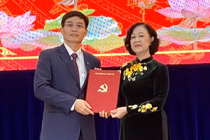 Bà Trương Thị Mai - UVBCT, Bí thư Trung ương Đảng, Trưởng ban Tổ chức TƯ trao Quyết định cho ông Trần Đình Trung