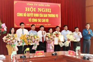 Ban Thường vụ Tỉnh ủy Đắk Lắk trao các quyết định điều động, bổ nhiệm cán bộ giữ chức vụ chủ chốt tại đơn vị, địa phương