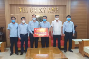 Đại diện Formosa Hà Tĩnh trao 1 tỷ đồng hỗ trợ thị xã Kỳ Anh phòng, chống dịch