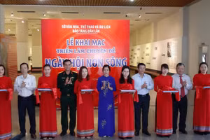 Các đại biểu cắt băng khai mạc triển lãm