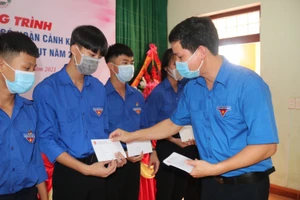 Tặng quà cho học sinh THPT Lệ Thủy có hoàn cảnh khó khăn