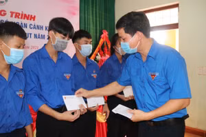 Tặng quà cho học sinh THPT Lệ Thủy có hoàn cảnh khó khăn