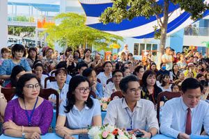 Các đại biểu dự khai mạc Hội thi “Nét vẽ xanh” năm học 2020-2021.