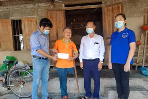 Báo GD&TĐ trao quà các gia đình chính sách nhân ngày Thương binh - Liệt sỹ