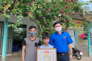 Tỉnh Đoàn Quảng Bình tặng Bằng khen em học sinh dũng cảm.