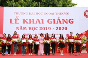 Khen thưởng các sinh viên có thành tích cao