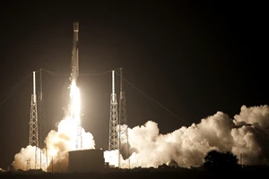 Tầng đầu tiên của tên lửa Falcon 9 lần đầu tiên hạ cánh thành công xuống căn cứ Vandenberg