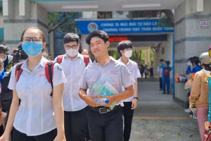 Các thí sinh tại điểm thi trường Trần Quốc Tuấn ra về sau khi hoàn thành bài thi Ngữ văn.