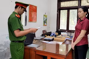 Công an đọc lệnh bắt tạm giam Nguyễn Thị Phương. Ảnh: Cơ quan công an