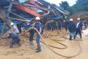 Hiện lực lượng tìm kiếm cứu nạn, cứu hộ đang nỗ lực cùng chính quyền địa phương tập trung tìm kiếm nhân viên bị mất liên lạc.