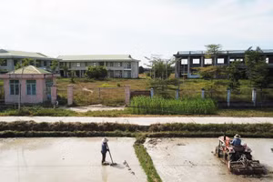 Hơn 9 năm kể từ ngày khởi công, Trung tâm dạy nghề kiểu mẫu huyện Sơn Tịnh vẫn chưa được hoàn thiện, nhiều hạng mục bị xuống cấp.