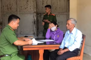 Cơ quan công an thi hành lệnh bắt tạm giam đối tượng Trần Tấn Hùng. Ảnh: NK