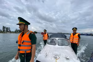 Lực lượng Bộ đội Biên phòng tỉnh Quảng Ngãi kêu gọi, vận động ngư dân đưa tàu thuyền vào neo trú an toàn tránh bão Noru.