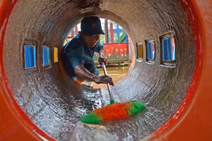 Các lực lượng xung kích ở địa phương được huy động để dọn dọn vệ sinh trường lớp sau lũ.