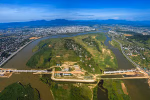 Điểm cuối giao với đường Hoàng Sa tại nút đầu cầu đập dâng sông Trà Khúc, xã Tịnh An, TP.Quảng Ngãi.