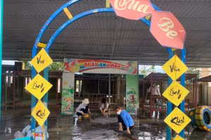 Giáo viên tại các điểm trường mâm non đang ra sức dọn dẹp vệ sinh để sớm đón trẻ trở lại trường.