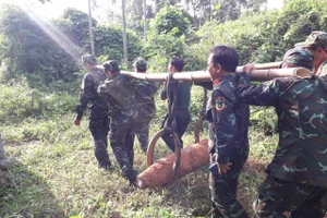 Lực lượng chức năng đưa bom vào vị trí hủy nổ. Ảnh Đ.Minh.