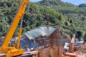 Cẩu trục 160 tấn đưa đoạn ống dài hơn 12 mét ra khỏi hầm. Ảnh: Hao Tran.