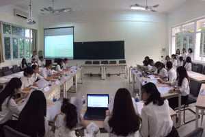 Các sinh viên thảo luận trong giờ học.