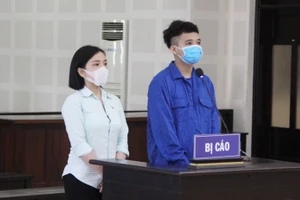 Bị cáo Trang và Được tại phiên tòa. 