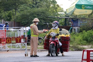 Lực lượng CSGT kiểm tra thông tin người ra vào thành phố. 