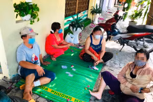 Nhóm người đánh bạc trên vỉa hè bị công an phát hiện. 