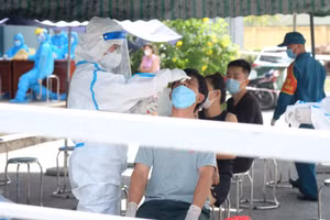 Lấy mẫu xét nghiệm toàn bộ người dân chung cư 12T3 (quận Sơn Trà, TP Đà Nẵng). 