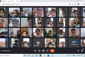 Học sinh học trực tuyến. 