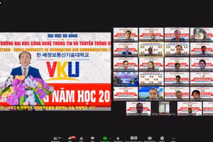 PGS.TS Huỳnh Công Pháp phát biểu tại buổi lễ khai giảng. 