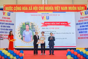 PGS.TS Nguyễn Ngọc Vũ (bìa phải) - Giám đốc Đại học Đà Nẵng và PGS.TS Huỳnh Công Pháp - Hiệu trưởng Trường ĐH CNTT&TT Việt-Hàn trao học bổng cho học sinh. Ảnh tư liệu. 