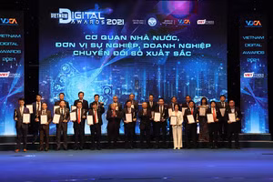 Đại diện các tổ chức, doanh nghiệp lên nhận Giải thưởng VDA 2021 . 