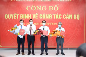 Ông Lê Trung Chinh (thứ 2, trái sang) - Chủ tịch UBND TP Đà Nẵng trao quyết định bổ nhiệm. 