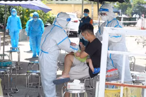 Lấy mẫu xét nghiệm Covid-19 cho trẻ em ở Đà Nẵng. Ảnh minh họa. 